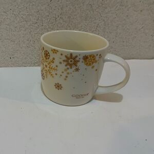 Godiva Belgium 1926 Modern Gourmet Foods Gold Snowflakes Coffee Mug 16 oz.